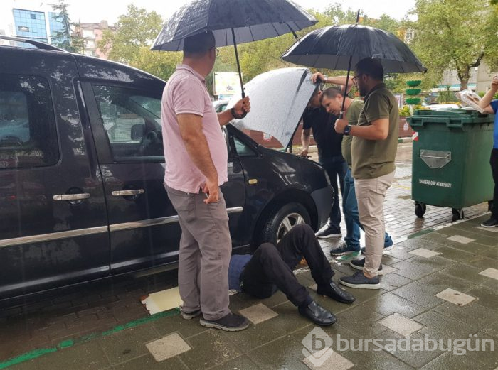Bursa'nın kahraman itfaiyecisi! Yağmurda yarım saat uğraşıp kurtardı
