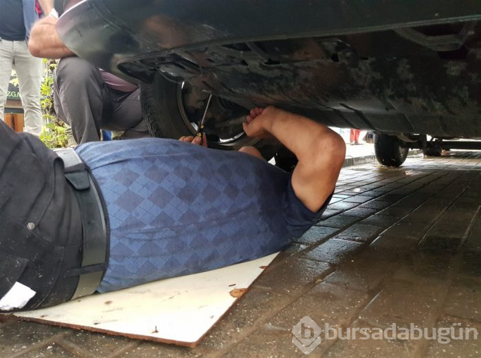 Bursa'nın kahraman itfaiyecisi! Yağmurda yarım saat uğraşıp kurtardı
