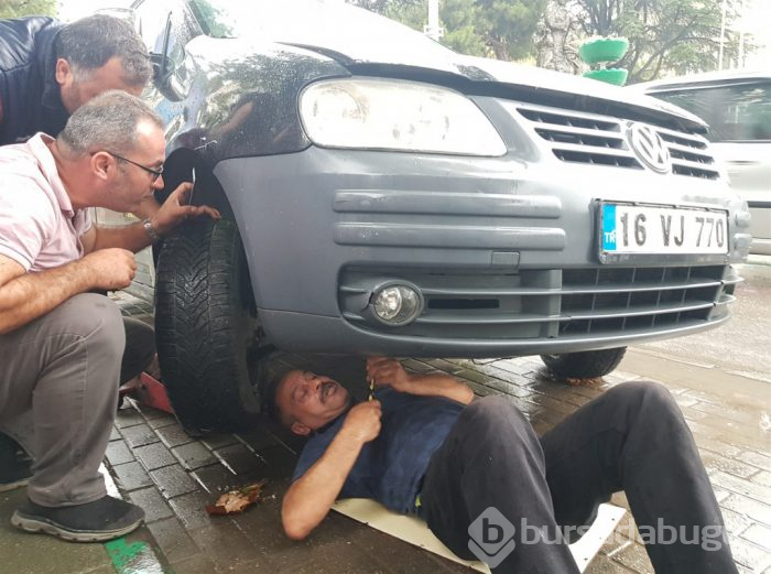 Bursa'nın kahraman itfaiyecisi! Yağmurda yarım saat uğraşıp kurtardı

