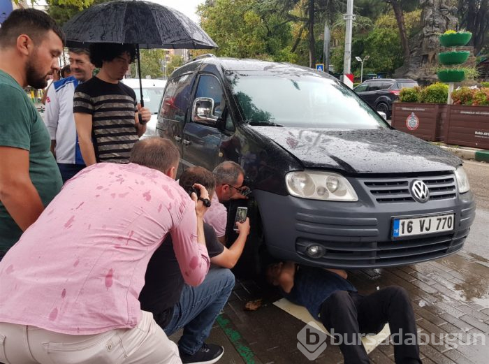 Bursa'nın kahraman itfaiyecisi! Yağmurda yarım saat uğraşıp kurtardı
