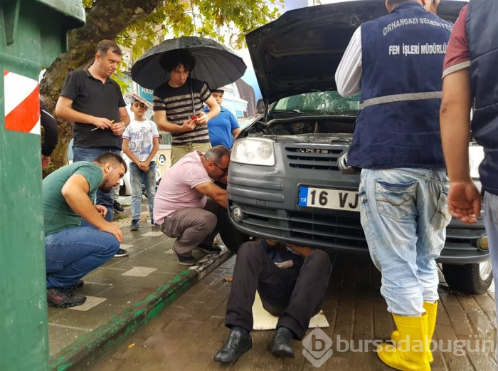 Bursa'nın kahraman itfaiyecisi! Yağmurda yarım saat uğraşıp kurtardı
