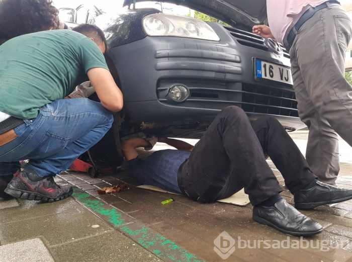 Bursa'nın kahraman itfaiyecisi! Yağmurda yarım saat uğraşıp kurtardı
