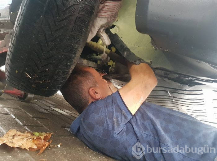 Bursa'nın kahraman itfaiyecisi! Yağmurda yarım saat uğraşıp kurtardı
