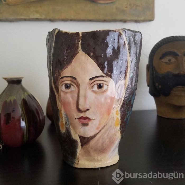 Çöpe atılan eşyalardan sanat eserleri yaratıyor!
