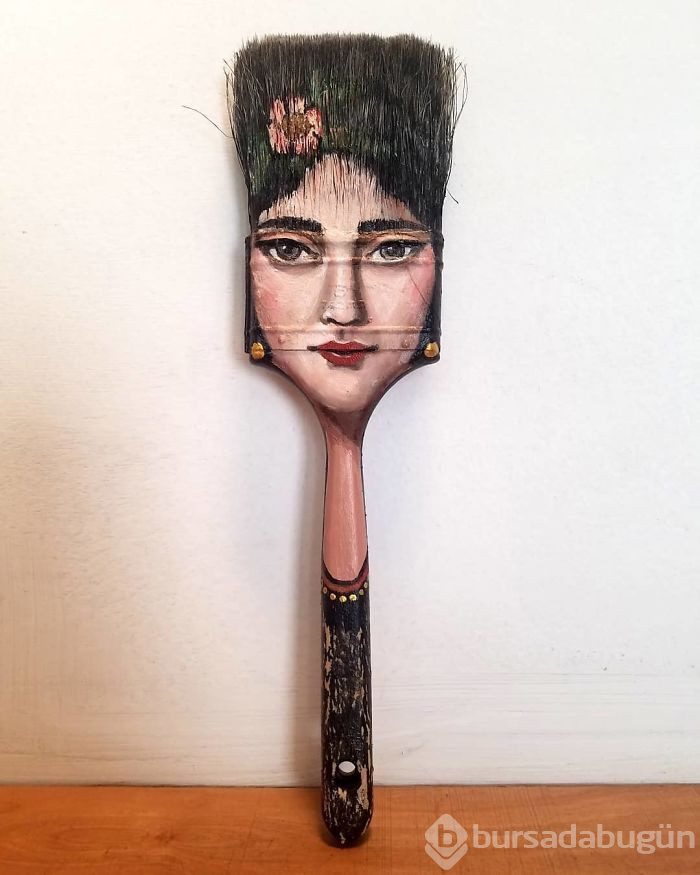 Çöpe atılan eşyalardan sanat eserleri yaratıyor!
