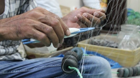 25 yıldır eliyle balık ağı örüyor
