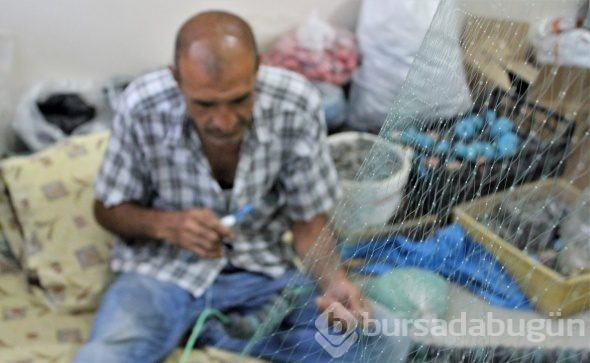 25 yıldır eliyle balık ağı örüyor
