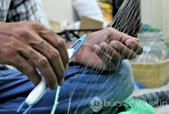 25 yıldır eliyle balık ağı örüyor
