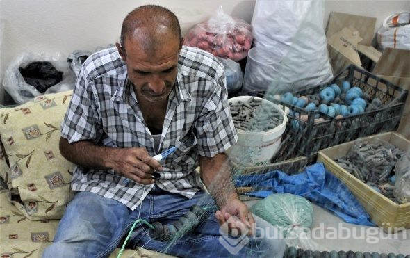 25 yıldır eliyle balık ağı örüyor
