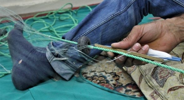 25 yıldır eliyle balık ağı örüyor
