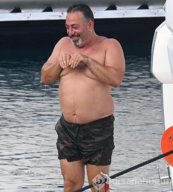 Cem Yılmaz ve Defne Samyeli tatile devam ediyor