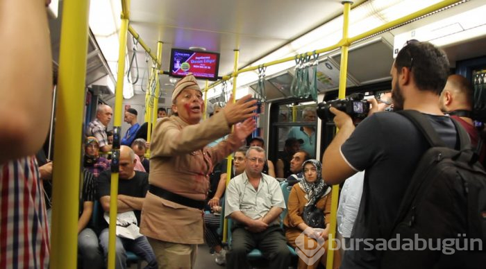 Bursa metrosunda ilginç anlar... Yolcular şaşkınlıkla izledi!
