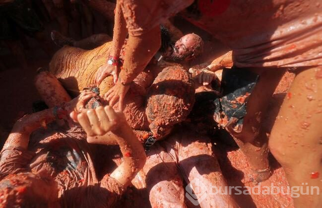 İspanya'da domates savaşı 'La Tomatina' başladı
