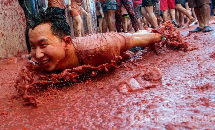 İspanya'da domates savaşı 'La Tomatina' başladı