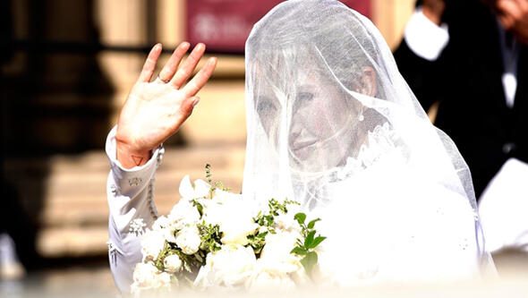 Ünlü şarkıcı prensesler gibi evlendi: Gelinlik 640 saatte dikildi