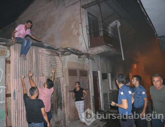 Eşinin ve çocuğunun olduğu evi ateşe verdi