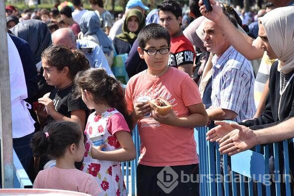 Bursa'da bedava köfte ekmeğe halk ilgi gösterdi
