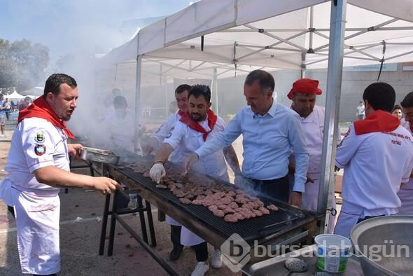 Bursa'da bedava köfte ekmeğe halk ilgi gösterdi
