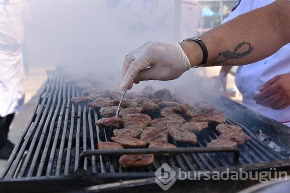 Bursa'da bedava köfte ekmeğe halk ilgi gösterdi
