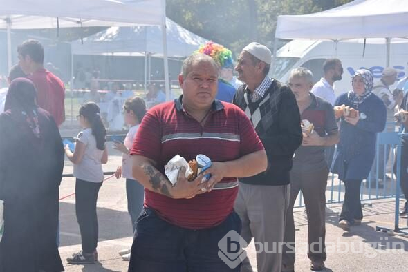 Bursa'da bedava köfte ekmeğe halk ilgi gösterdi
