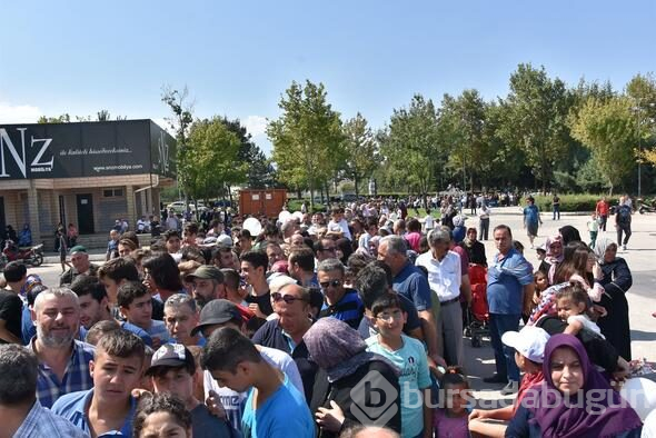 Bursa'da bedava köfte ekmeğe halk ilgi gösterdi
