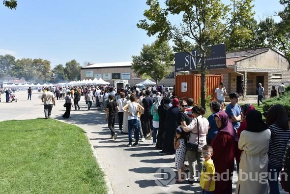 Bursa'da bedava köfte ekmeğe halk ilgi gösterdi
