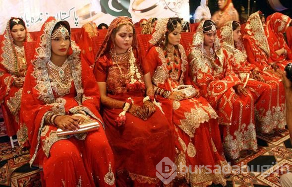 Pakistan'da 100 çiftin toplu düğünü renkli görüntüler oluşturdu