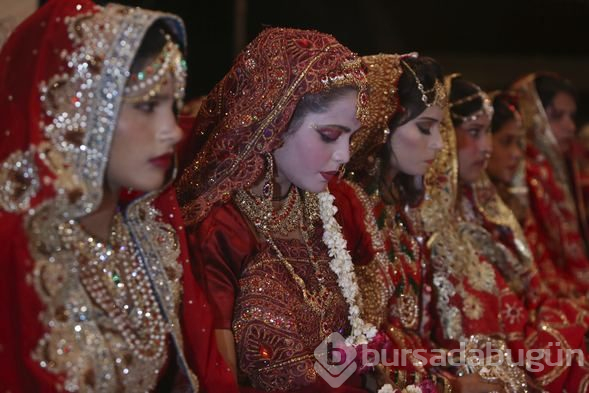 Pakistan'da 100 çiftin toplu düğünü renkli görüntüler oluşturdu