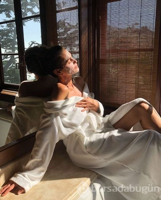 Kendall Jenner da akıma katıldı (Ünlülerden bornozlu paylaşımlar)