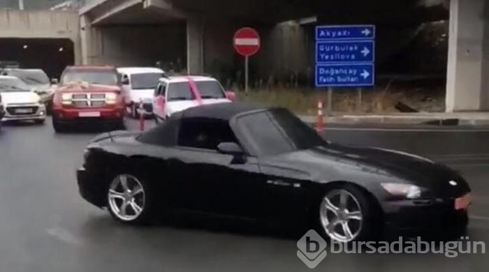 Magandalar yolu kapatıp drift yaptılar 