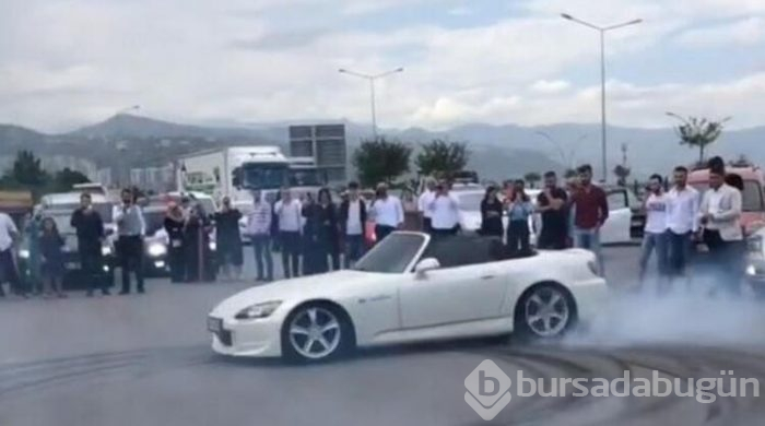 Magandalar yolu kapatıp drift yaptılar 
