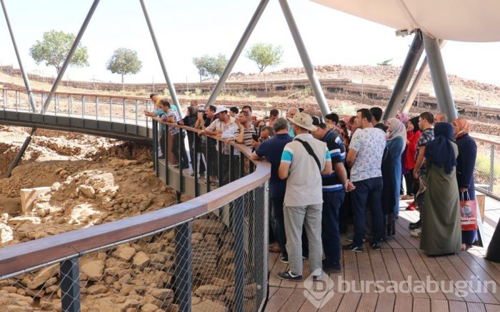 Göremedikleri Göbeklitepe'yi dinleyerek gezdiler