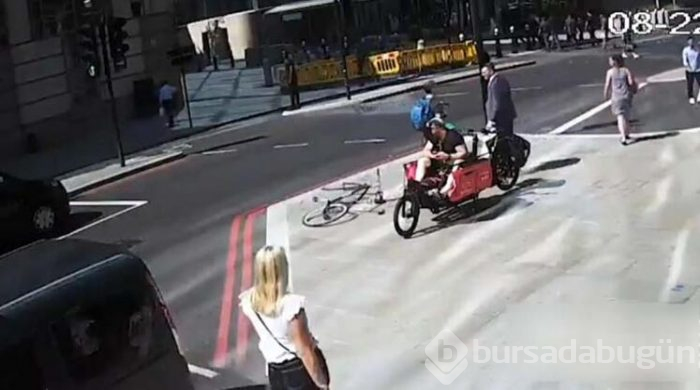 Çarpamadığı yayaya geri gelip kafa attı...