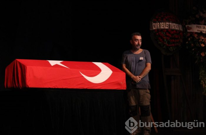 Dinçer Sümer tiyatroya başladığı sahnede uğurlandı