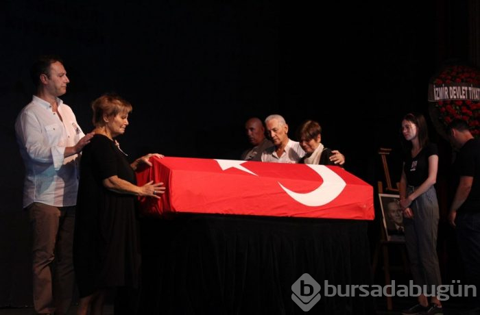Dinçer Sümer tiyatroya başladığı sahnede uğurlandı