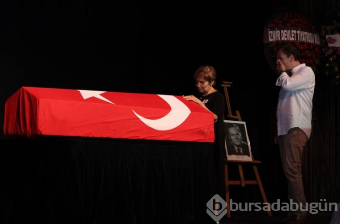 Dinçer Sümer tiyatroya başladığı sahnede uğurlandı
