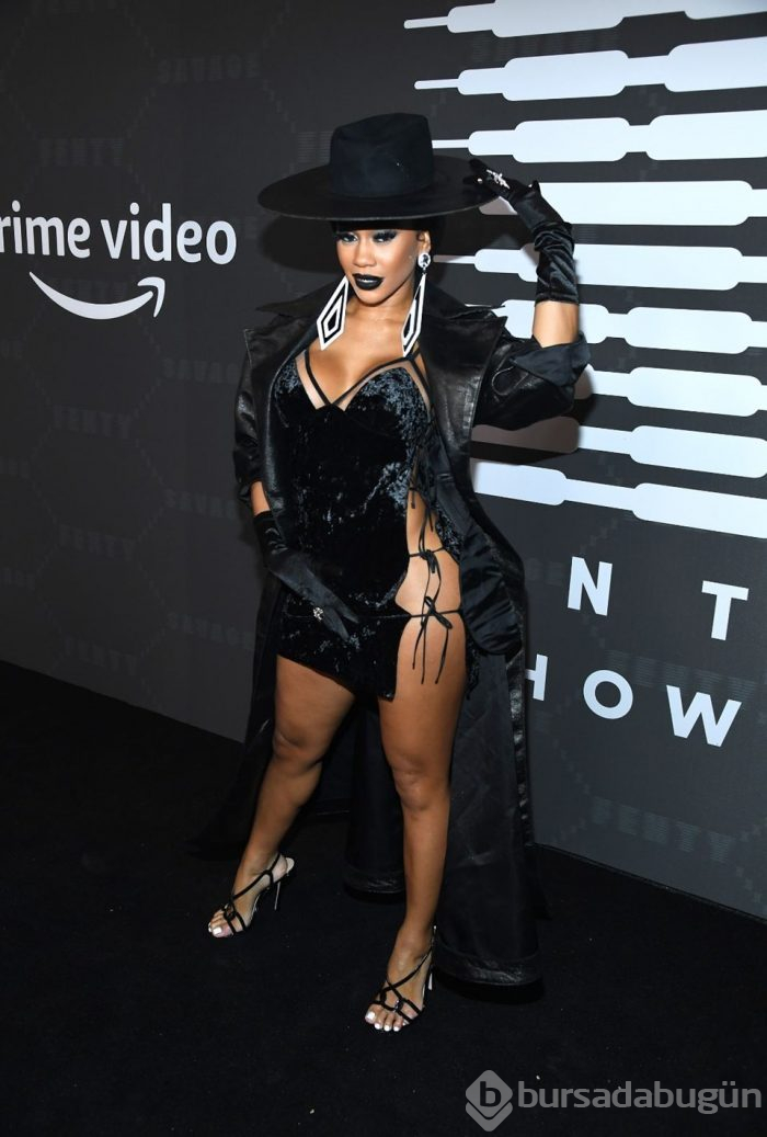 Rihanna'dan New York Moda Haftası'nda iç çamaşırı defilesi!