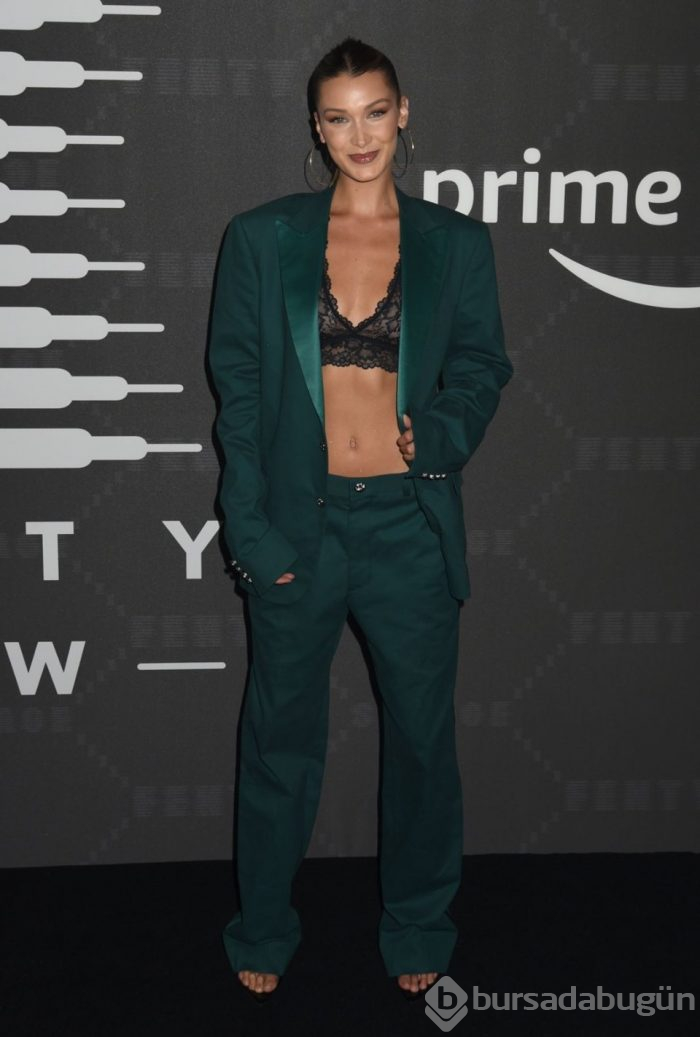 Rihanna'dan New York Moda Haftası'nda iç çamaşırı defilesi!