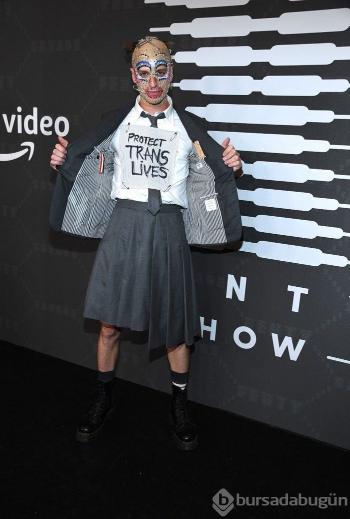 Rihanna'dan New York Moda Haftası'nda iç çamaşırı defilesi!