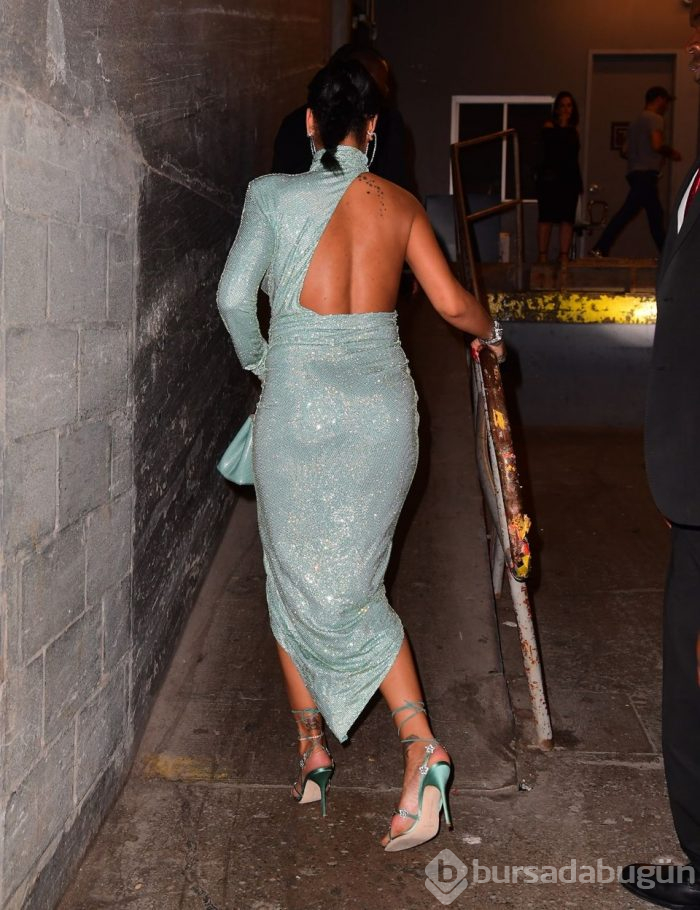 Rihanna'dan New York Moda Haftası'nda iç çamaşırı defilesi!
