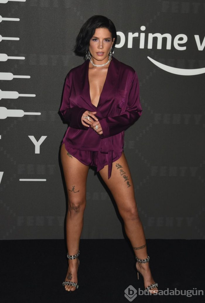 Rihanna'dan New York Moda Haftası'nda iç çamaşırı defilesi!