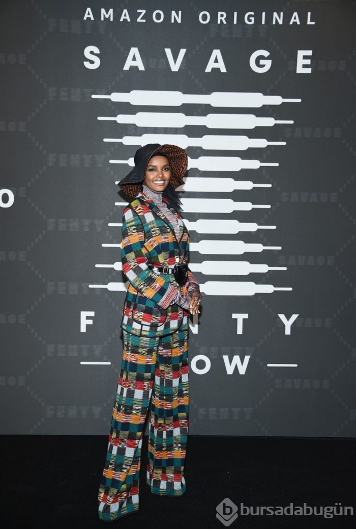 Rihanna'dan New York Moda Haftası'nda iç çamaşırı defilesi!