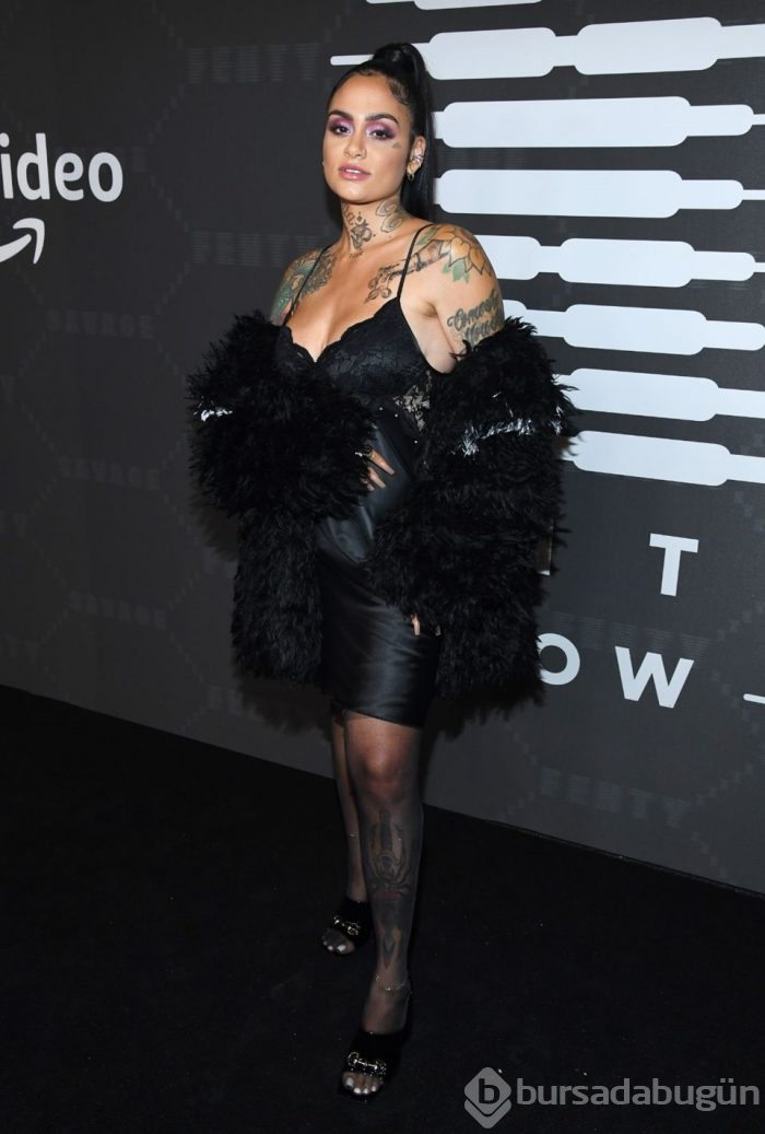 Rihanna'dan New York Moda Haftası'nda iç çamaşırı defilesi!