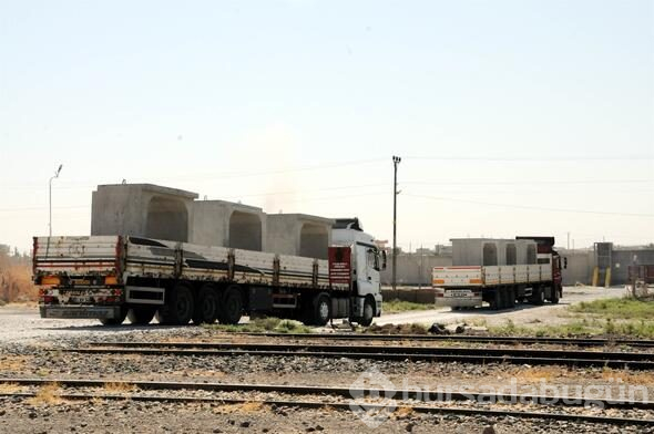 Suriye sınırına beton blok sevkiyatı