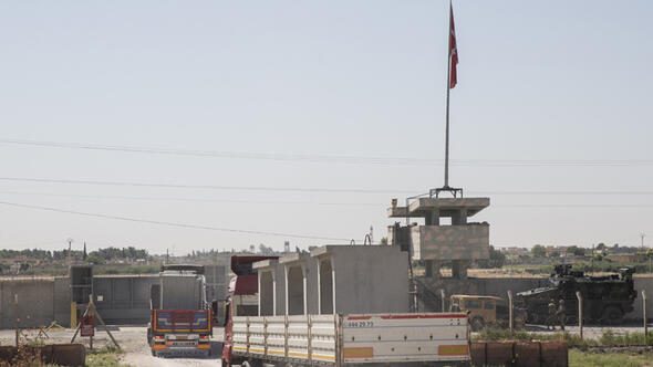 Suriye sınırına beton blok sevkiyatı