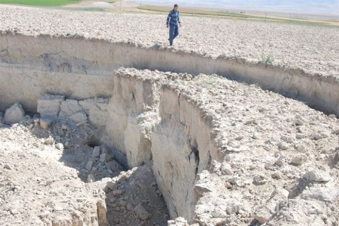Karapınar'da 30 metre çapında obruk oluştu!