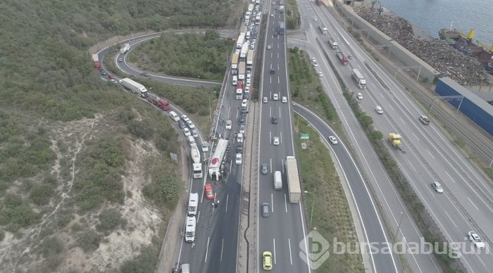 TEM'de TIR devrildi, 5 kilometrelik kuyruk oluştu