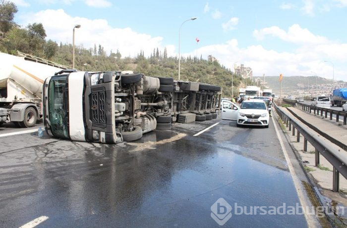 TEM'de TIR devrildi, 5 kilometrelik kuyruk oluştu