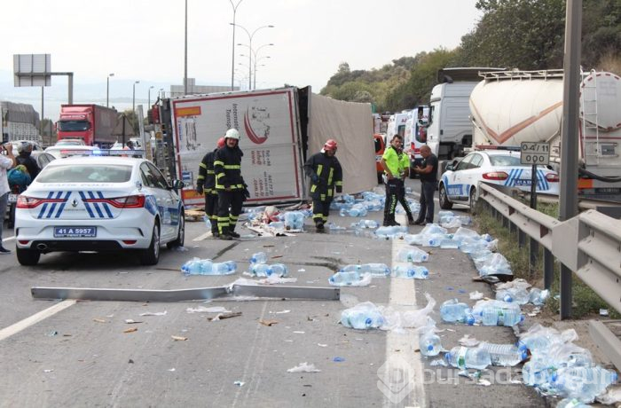 TEM'de TIR devrildi, 5 kilometrelik kuyruk oluştu