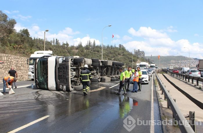 TEM'de TIR devrildi, 5 kilometrelik kuyruk oluştu
